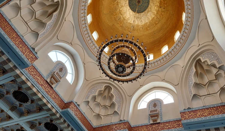 Multicultural diversity is a chance to do business in Malaysia for foreigners.