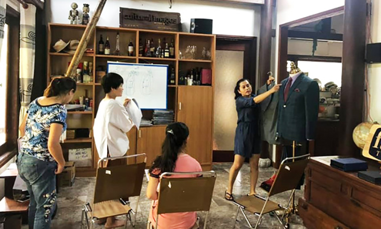 Lựa chọn một mô hình và sản phẩm kinh doanh đậm chất Việt Nam nhưng có khả năng chinh phục khách hàng trên toàn thế giới là một việc quan trọng với doanh nhân Việt ngày nay. Trong ảnh là nhà xưởng FAIFO ở Hội An